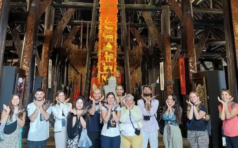 Visitantes devem vestir-se com elegância e discrição no espaço sagrado