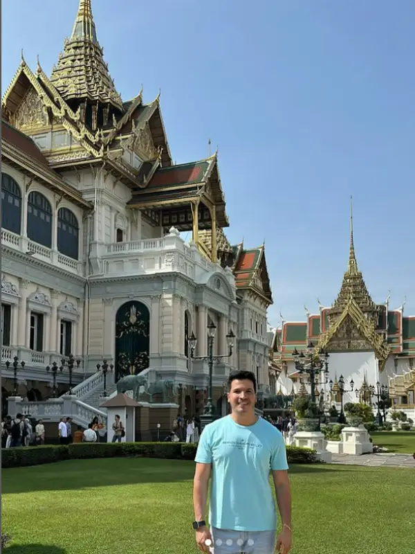 Turista admira o brilho do Grande Palácio tailandês