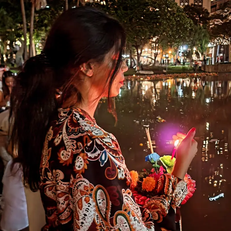 Brasileiros celebram Loy Krathong com alegria