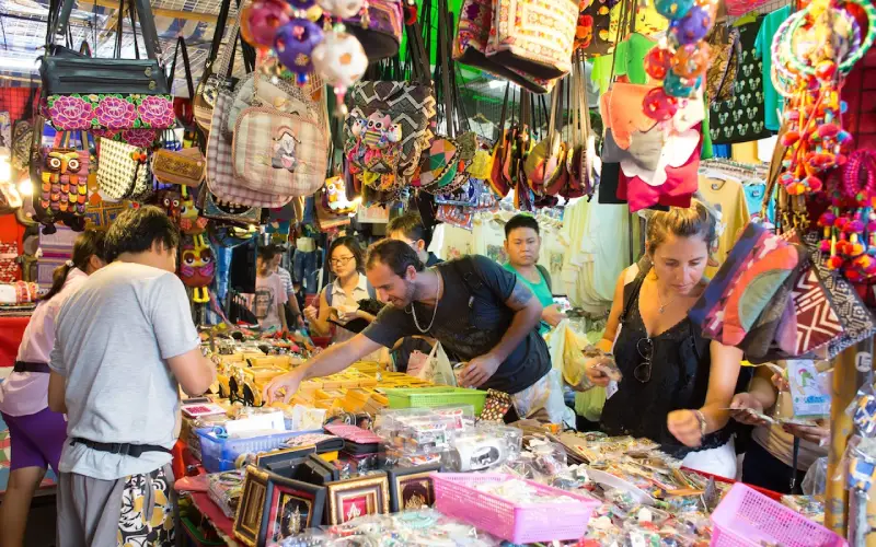 Turistas caçam achados no Mercado Chatuchak