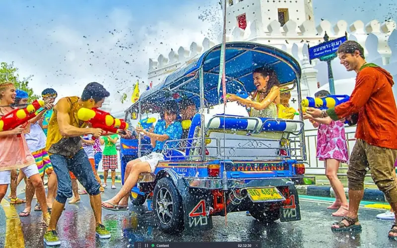 Visitantes curtem lutas d’água no Songkran