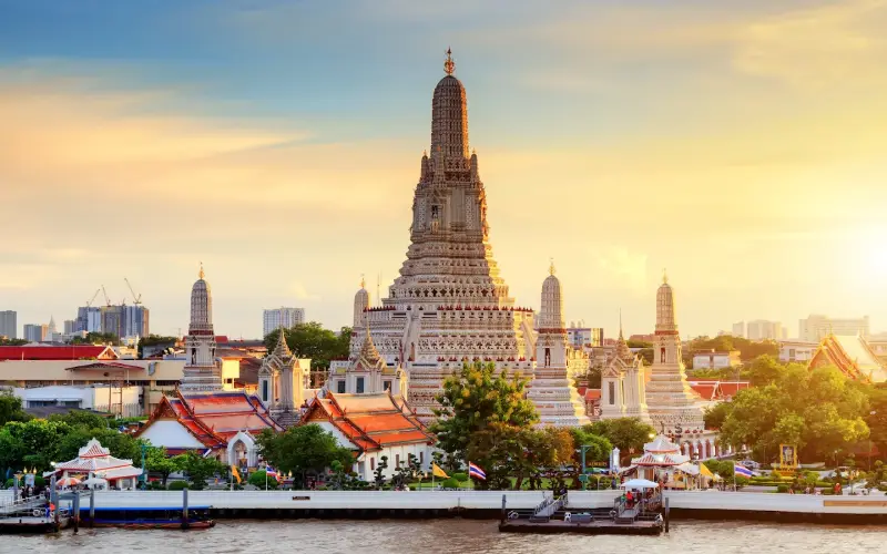 Wat Arun: torres reluzentes sobre o ri