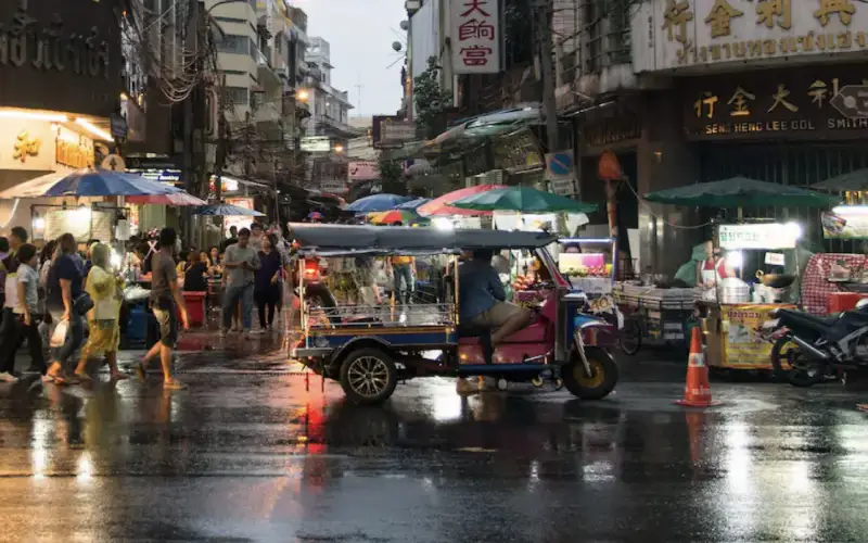 Turistas aproveitam calor com chuva passageira