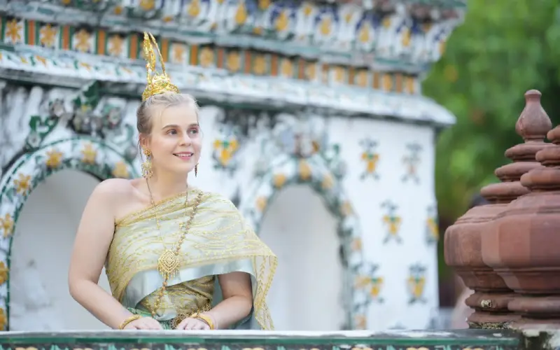 Fotos elegantes com trajes no Wat Arun