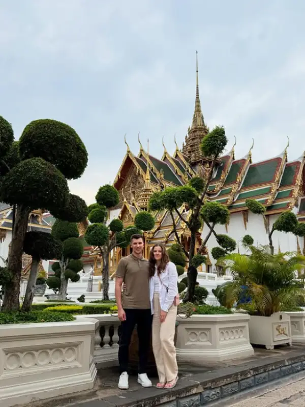 Viajantes se tocam pela atmosfera sagrada