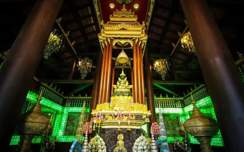 Admire o sagrado Buda de Esmeralda