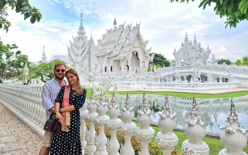 O casal está visitando o Templo Branco