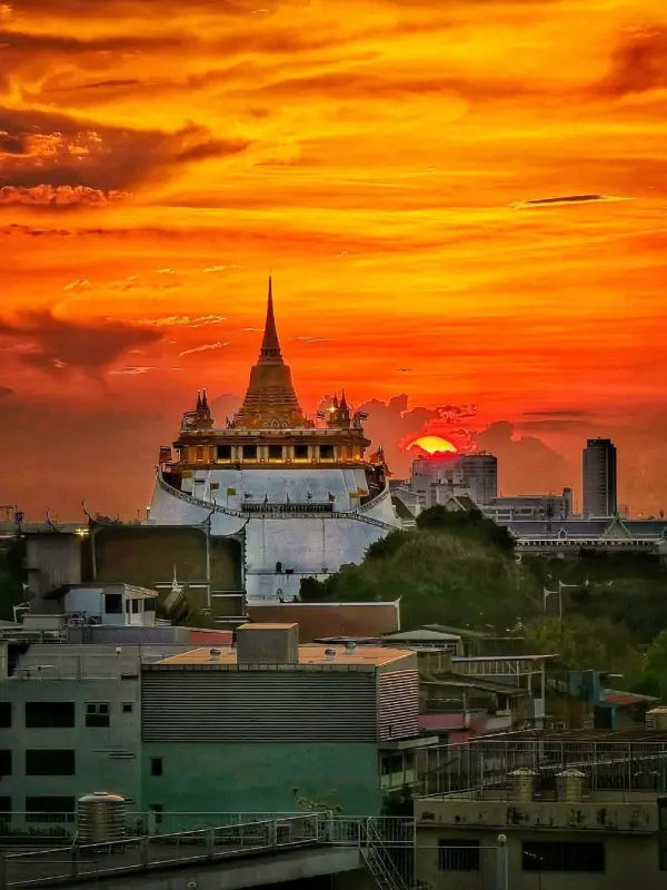 O pôr do sol no Wat Saket atrai visitante