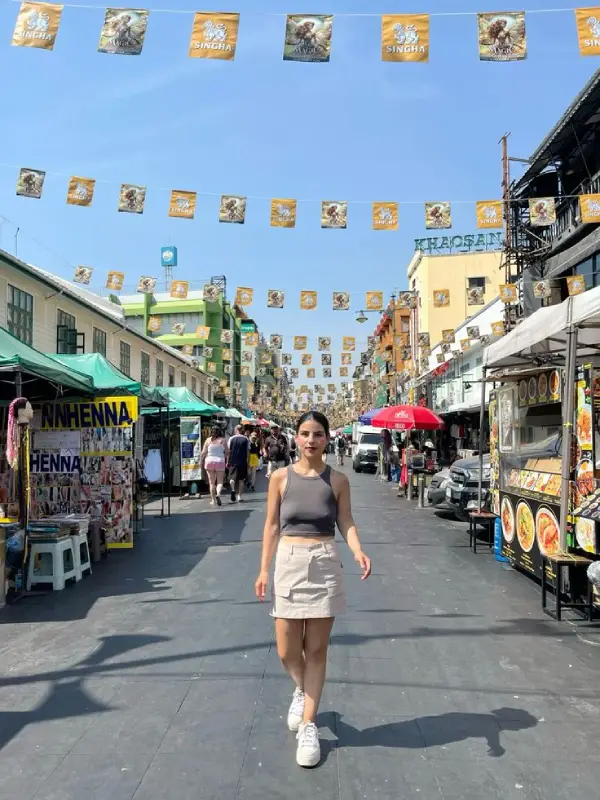 Khao San Road é famosa por vida noturna e comida