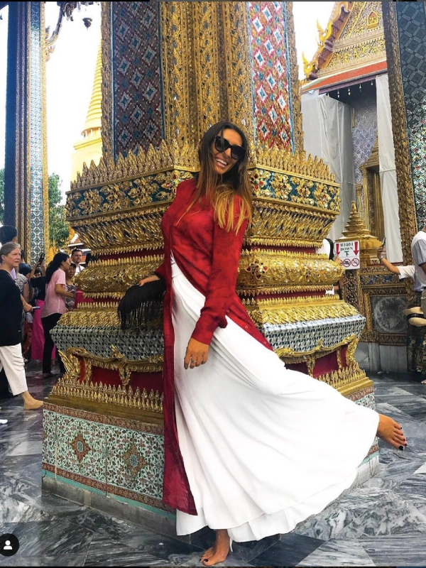 Garota posa com graça no sagrado Wat Phra Kaew