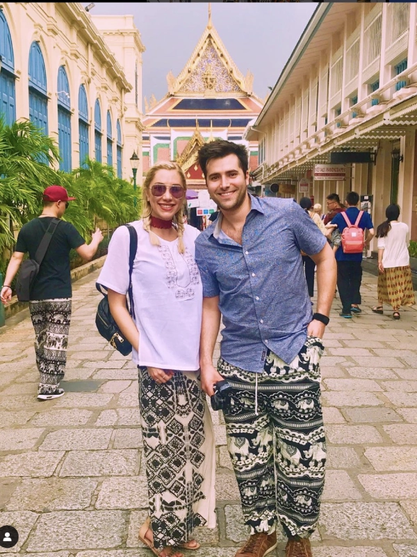 Casal vivencia a beleza única do Wat Phra Kaew