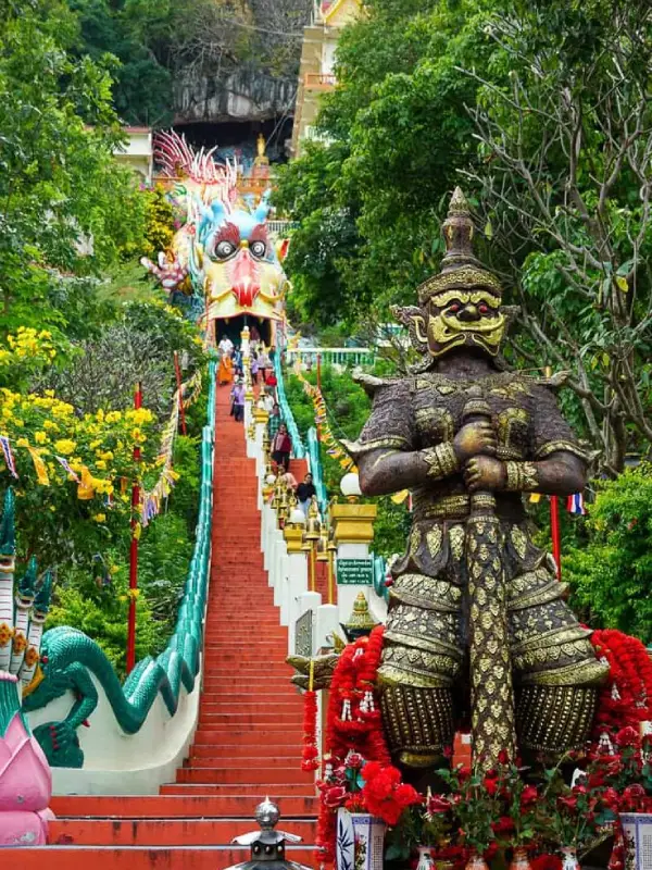 Kanchanaburi é famosa pela Ponte do Rio Kwai