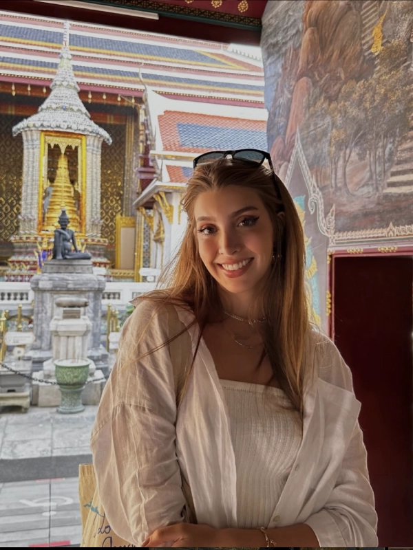 Detalhes do templo realçam a beleza da mulher