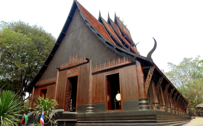 Visitantes exploram o espaço artístico do Baan Dam
