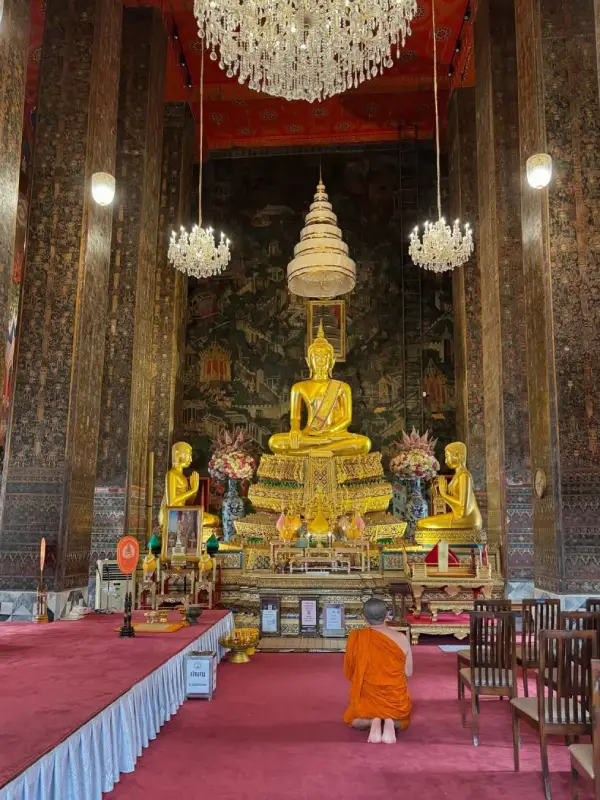 Templo decorado com padrões e pinturas de Budas