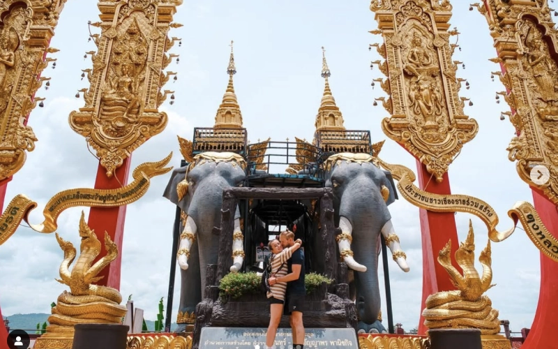 Elefante colossal dourado destaca o Triângulo Dourado