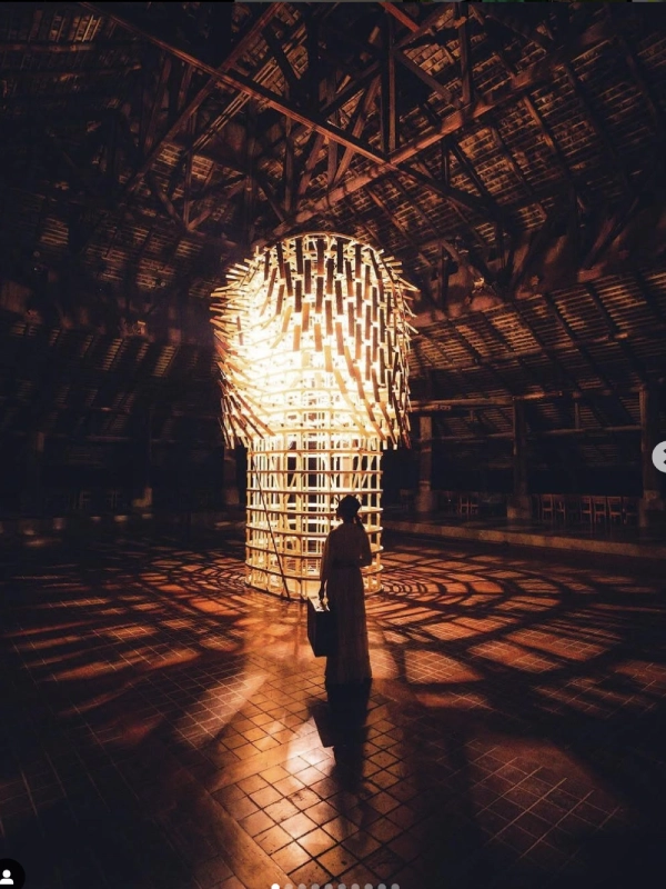 Visitantes fotografam arte única e cores criativas