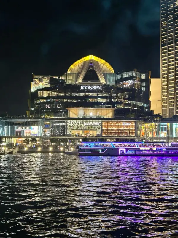 Iconsiam é centro comercial e cultural à beira do rio