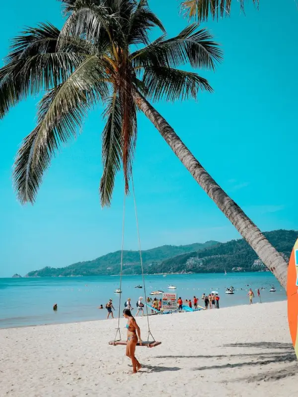 A praia tem areia branca e águas turquesa cristalinas