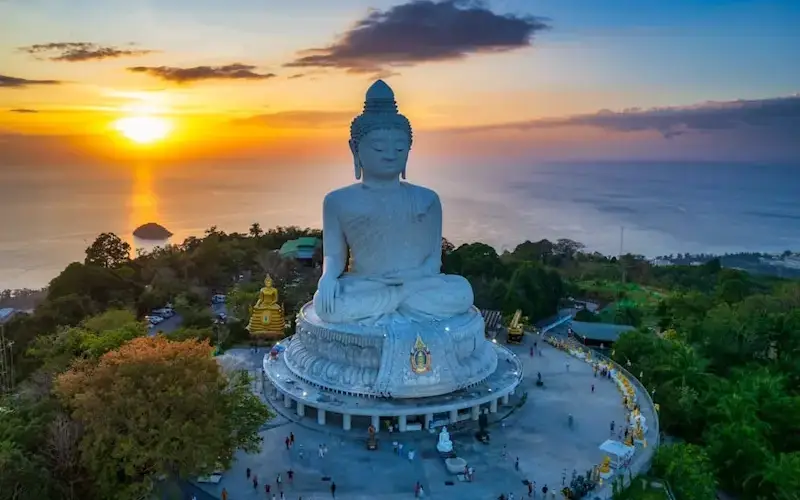 Grande Buda é marco reverenciado em Phuket