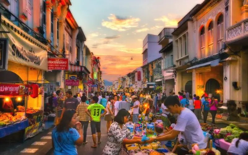 Mercado vibrante, popular entre locais e turistas