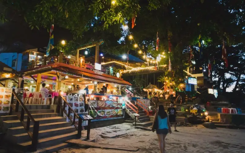 Phuket é famosa por praias e cultura rica