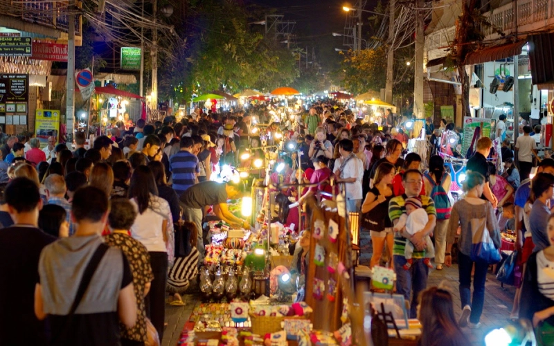 Visite o mercado noturno e cafés/restaurantes