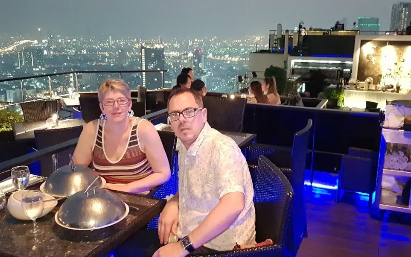 Curta a vida noturna premium nos bares da cobertura