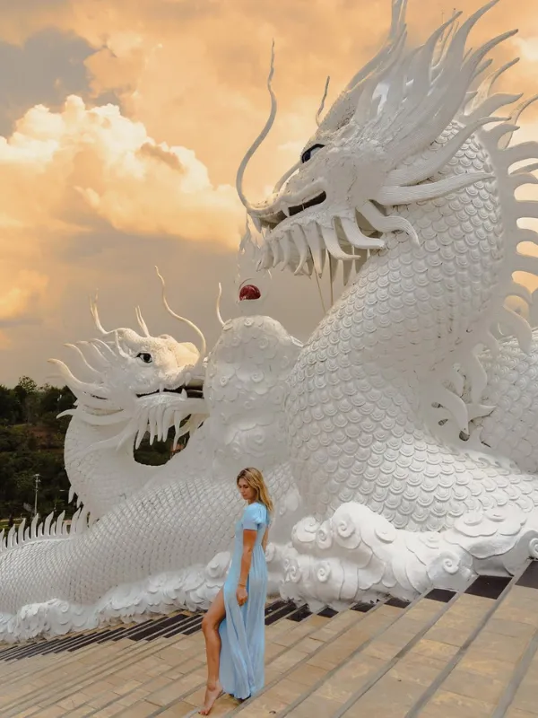 Dragão branco gigante embeleza Chiang Rai