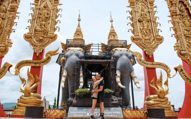 Elefante colossal dourado destaca o Triângulo Dourado