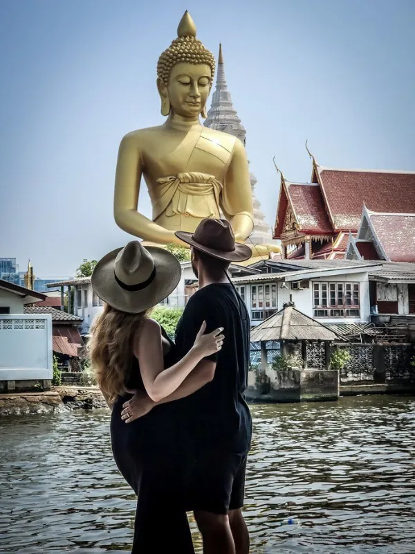 Estátuas de Buda impressionam em todo o país