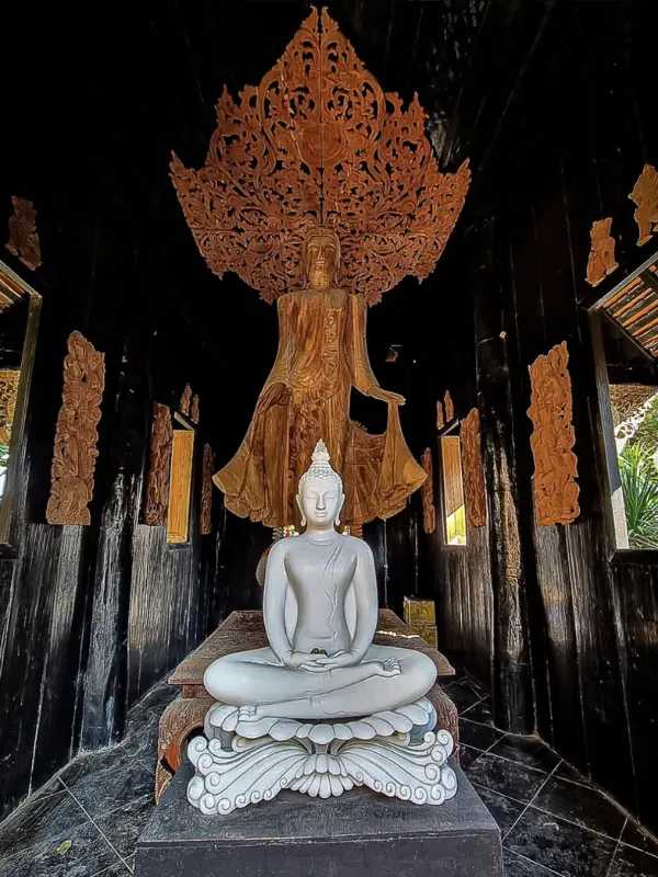 Estátuas sagradas de Buda são esculpidas com intrincado