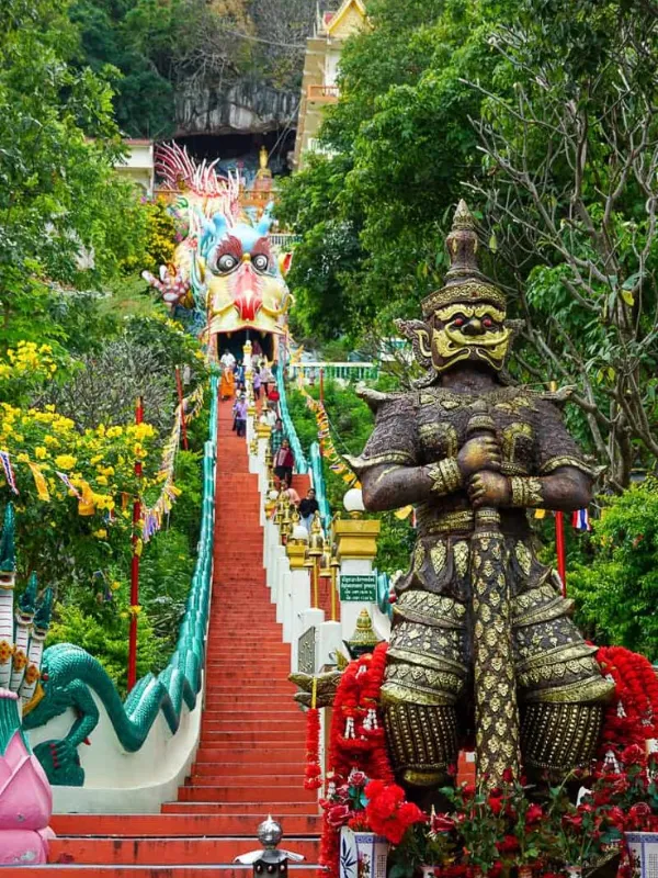 Kanchanaburi é famosa pela Ponte do Rio Kwai