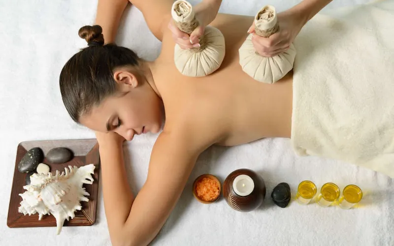 Massagem com ervas é elogiada por ser terapêutica