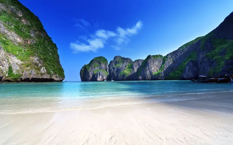 Maya Bay brilha com beleza natural preservada