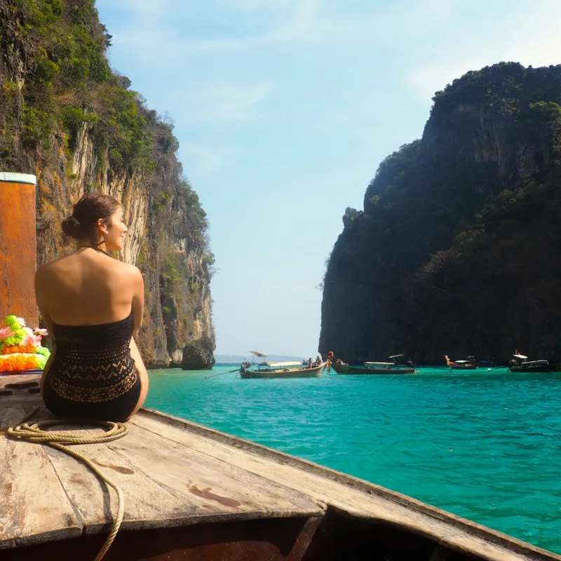 Maya Bay encanta com luzes e cores vivas