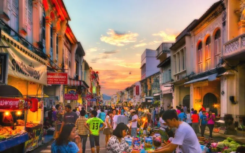 Mercado vibrante, popular entre locais e turistas