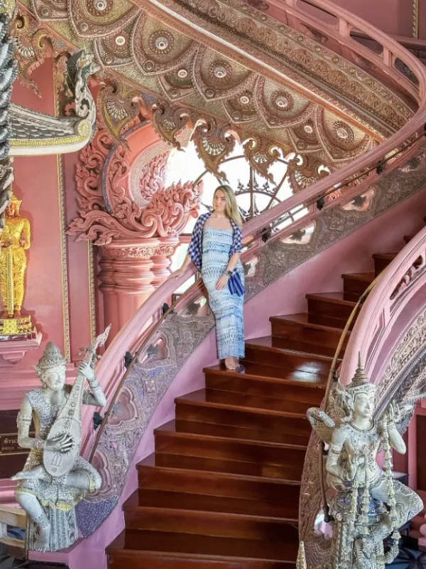 Museu Erawan atrai com fachada rosa única