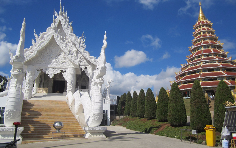 Pagode de 9 andares une estilos chinês e tailandês