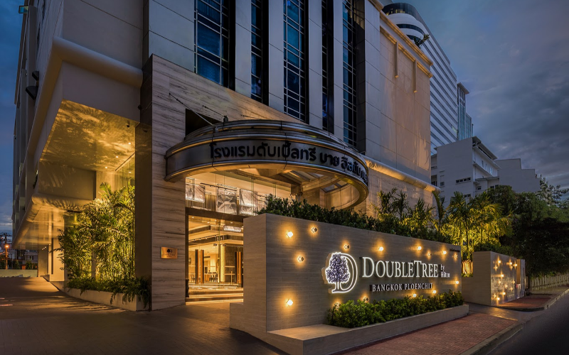 DoubleTree Ploenchit une conforto moderno e boa localização