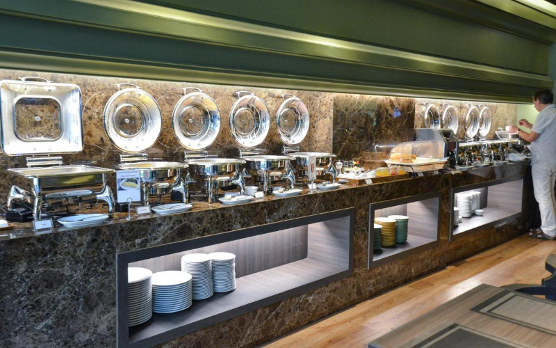 O hotel serve café da manhã estilo americano diariamente