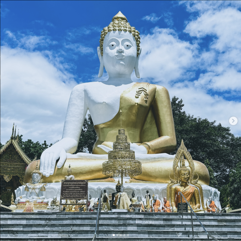 Templo majestoso com esculturas e arquitetura ricas