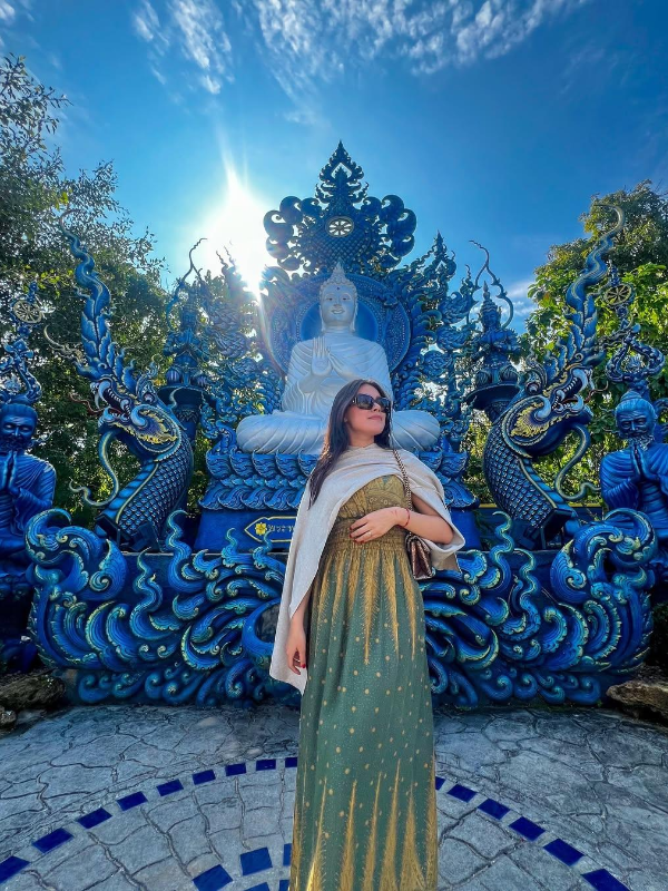 Visitante sente a paz do Templo Azul ao sol