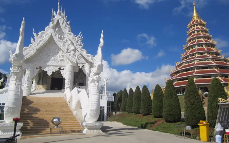 Pagode de 9 andares une estilos chinês e tailandês