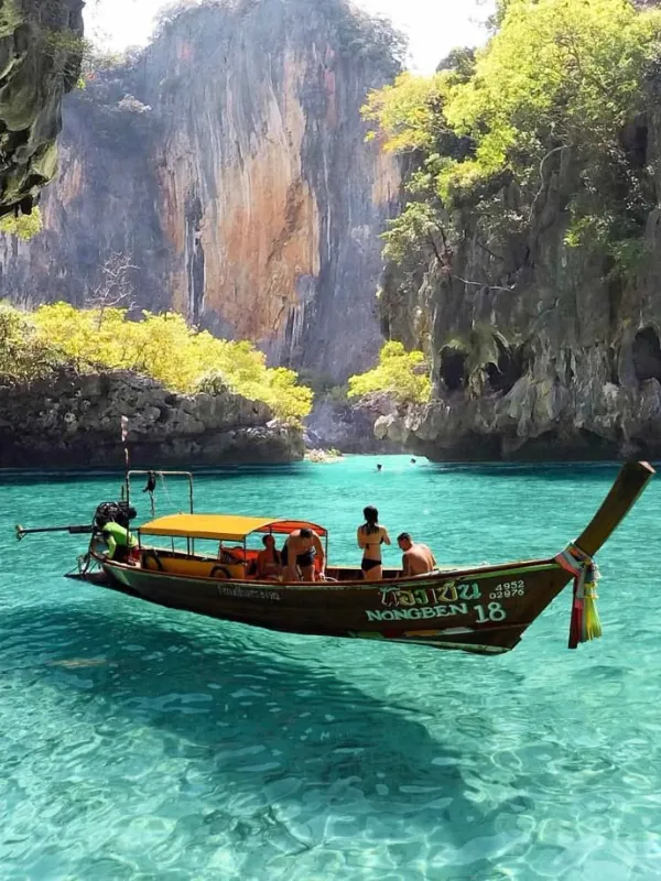 Ilhas Phi Phi são paraíso tropical na Tailândia