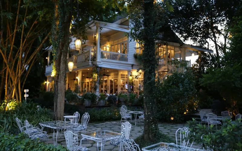 Visitantes relaxam em espaço tranquilo para ler/trabalhar