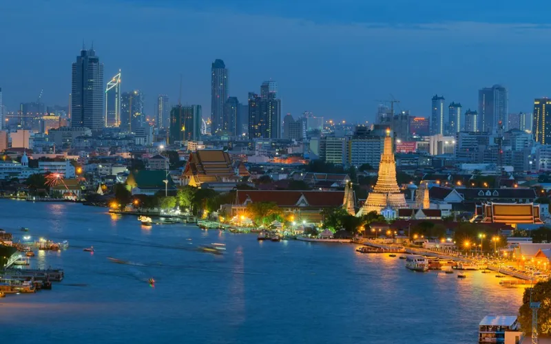 Rio une Wat Pho e Wat Arun em harmonia dourada