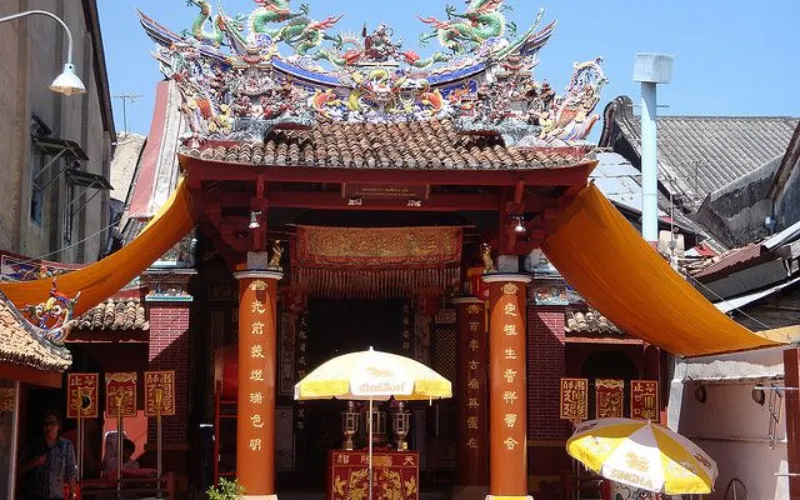Santuário da Luz Serena é um templo chinês decorado