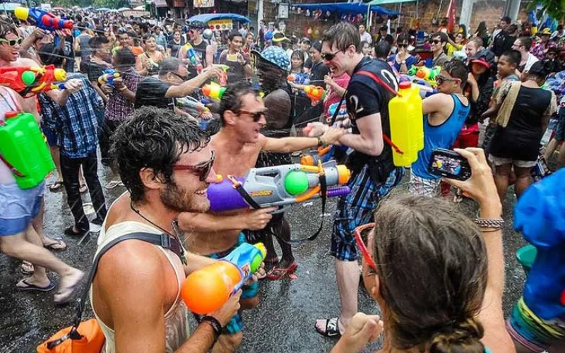 Songkran anima com batalhas de água no ano-novo