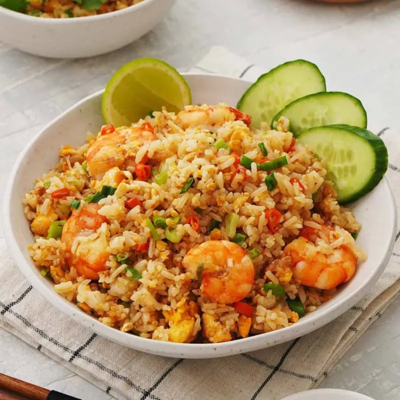 Tailandeses fritam arroz com ingredientes locais